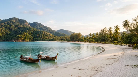 Vue panoramique de la plage de Kata à Phuket avec sable blanc et mer turquoise entourée de collines verdoyantes