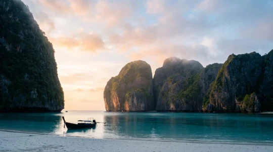 Vue panoramique de la baie de Koh Phi Phi au lever du soleil avant l'arrivée des bateaux de touristes