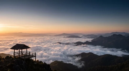 Chaîne de montagnes du Nord thaïlandais recouverte d'une mer de nuages au lever du soleil