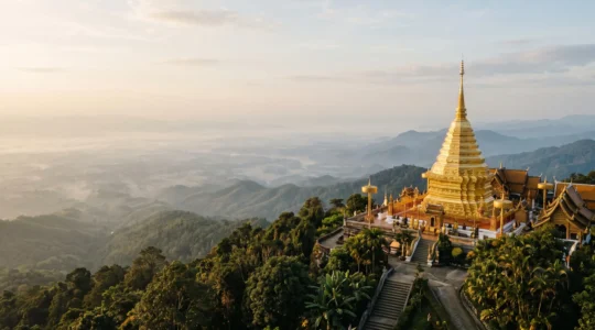 Vue panoramique du chedi dore du Doi Suthep baigne dans la lumiere doree du petit matin, sans touristes
