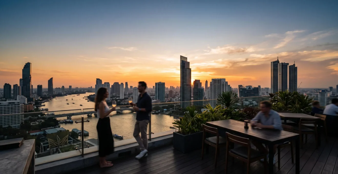 Vue panoramique d'un rooftop bar de Bangkok au coucher du soleil avec la skyline en arriere-plan
